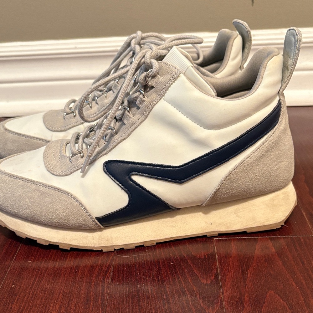 Ladies sneakers size 10